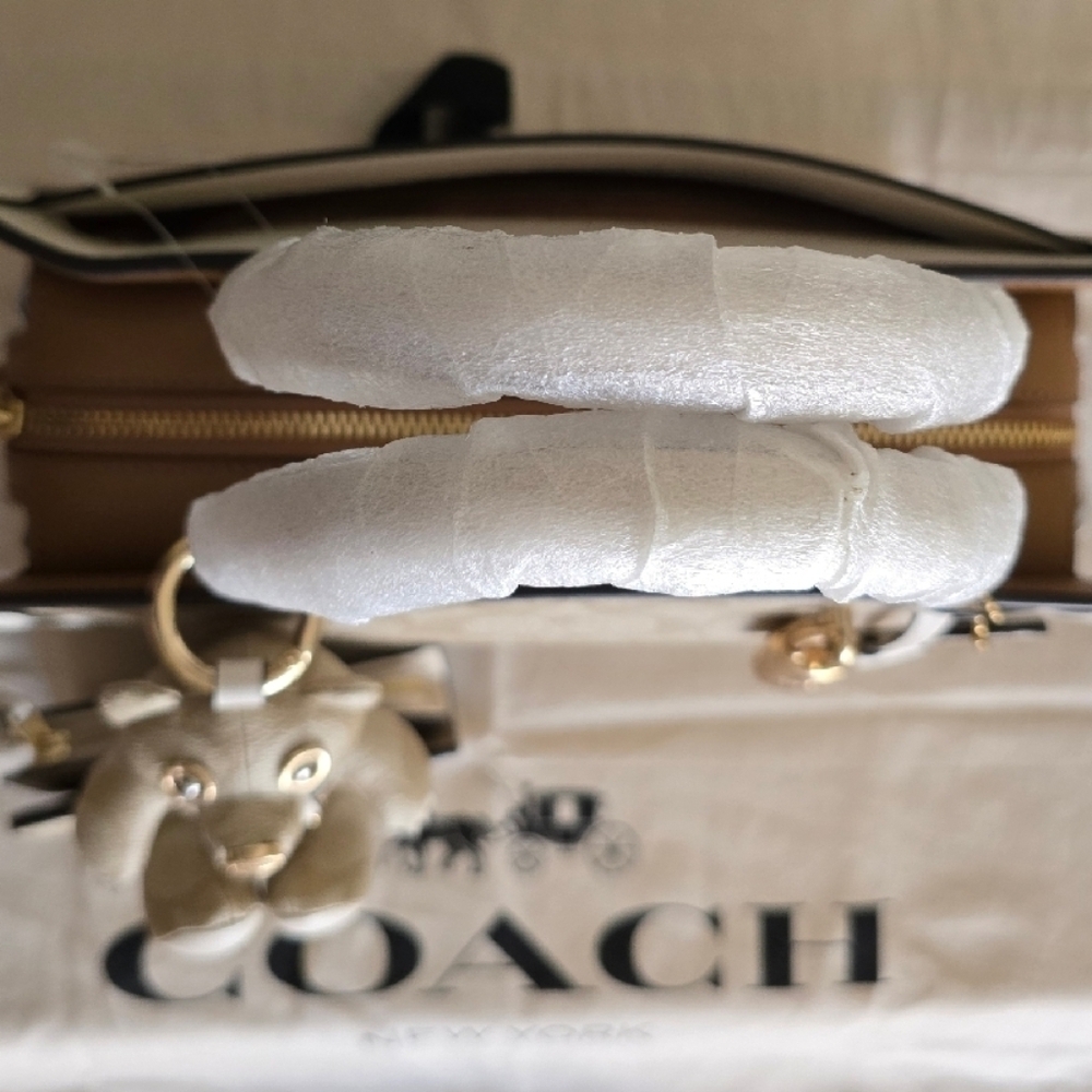 COACH SET 𧸠Zoe ~ Wallet & Bear Charm In Light Khaki / Chalk / Gold / Suede - Picture 5 of 13
